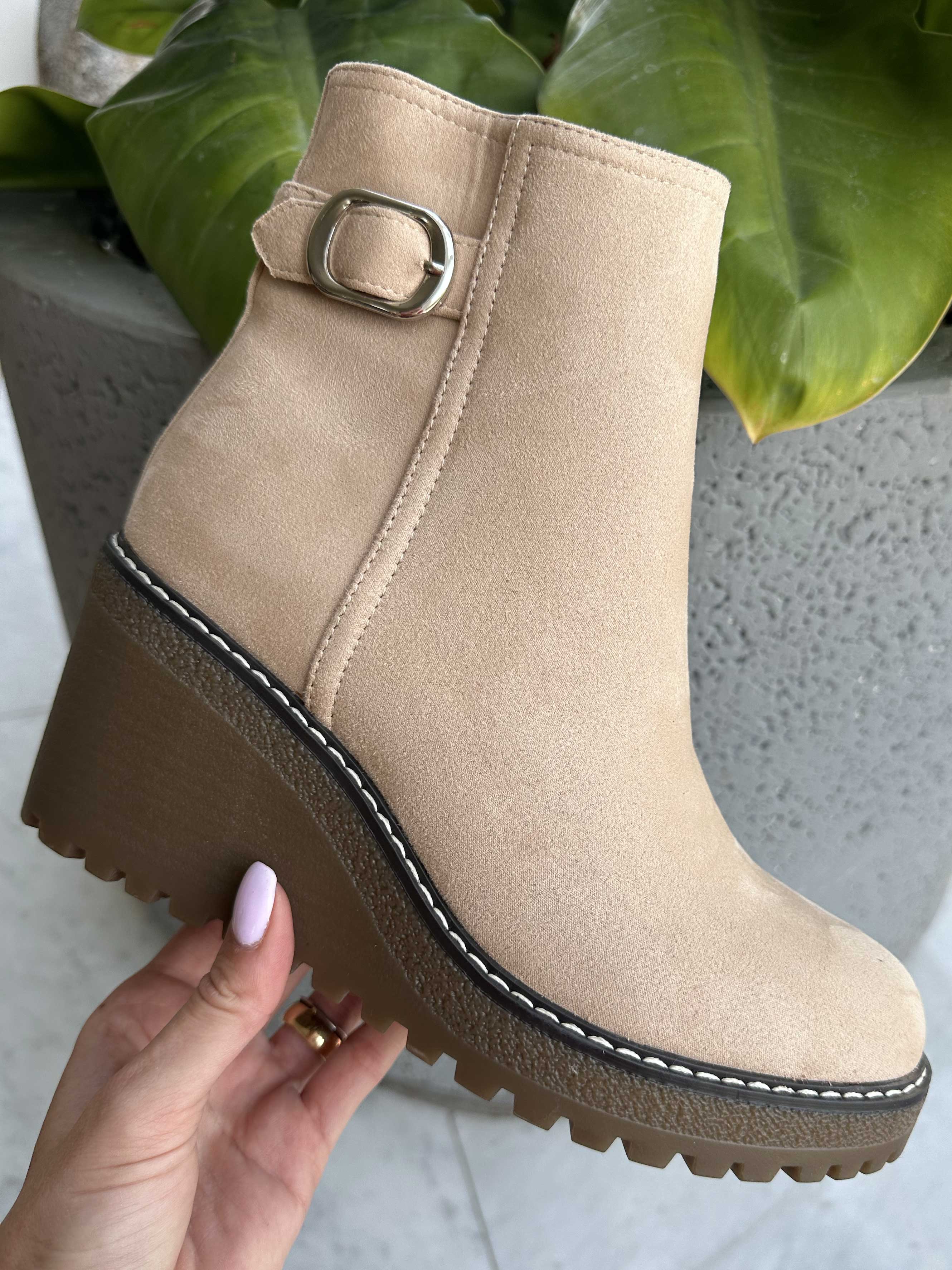 Carola - Støvle med kilehæl og sølv spænde